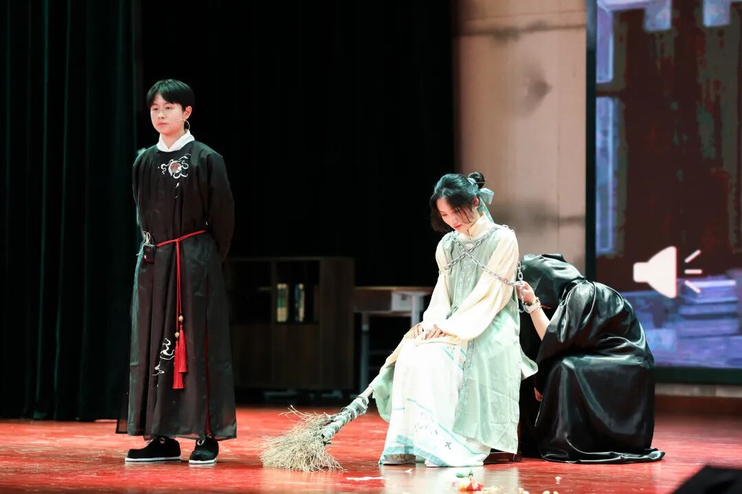 Cross-cultural fusion of the classic poem Meng and Ibsen's A Doll's House